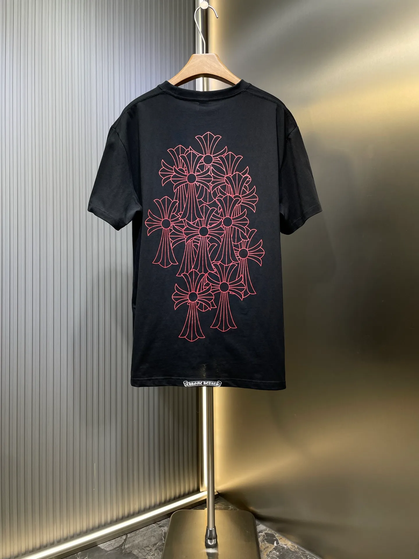 P250 Chrome Hearts 🌟[Top Original] Fabric: Cotton Material Description: The fabric is made of 26-woven 240-gram cotton material. Printing is very important. The ink used in the original version is beyond the standard printing. Generally, printing factories have no ability to restore it. After running to many factories, the final efforts paid off. The overall wiring is straight and delicate, the fabric is comfortable and soft, and the color is consistent without color difference. Can be matched with the same style to create a fashionable look, to suit various occasions, customized accessories, complete with three standards, same style for men and women size: s m l
